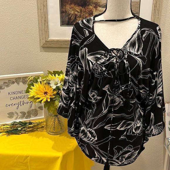Soma B&W butterfly top - Picture 1 of 7